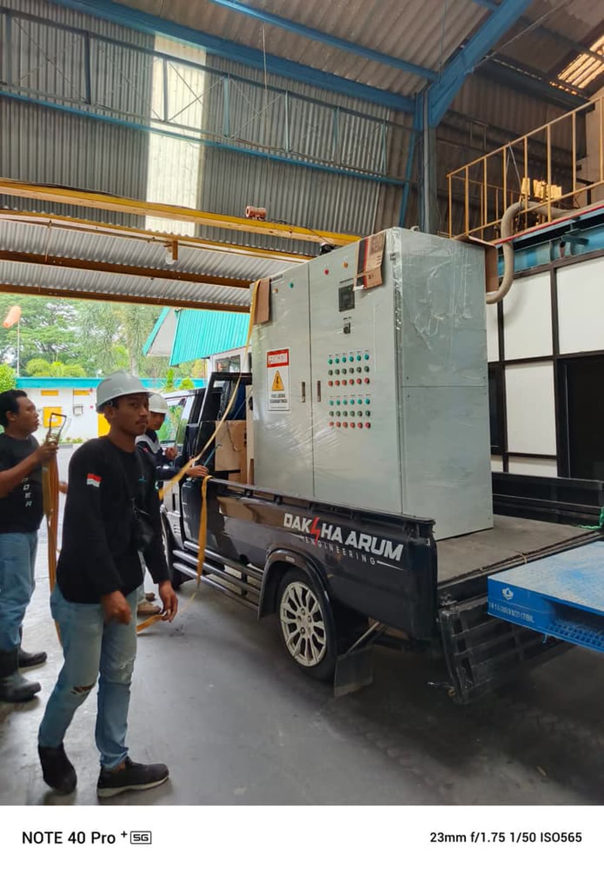 Tim PT Daksha Pratama Mandiri di lokasi kerja