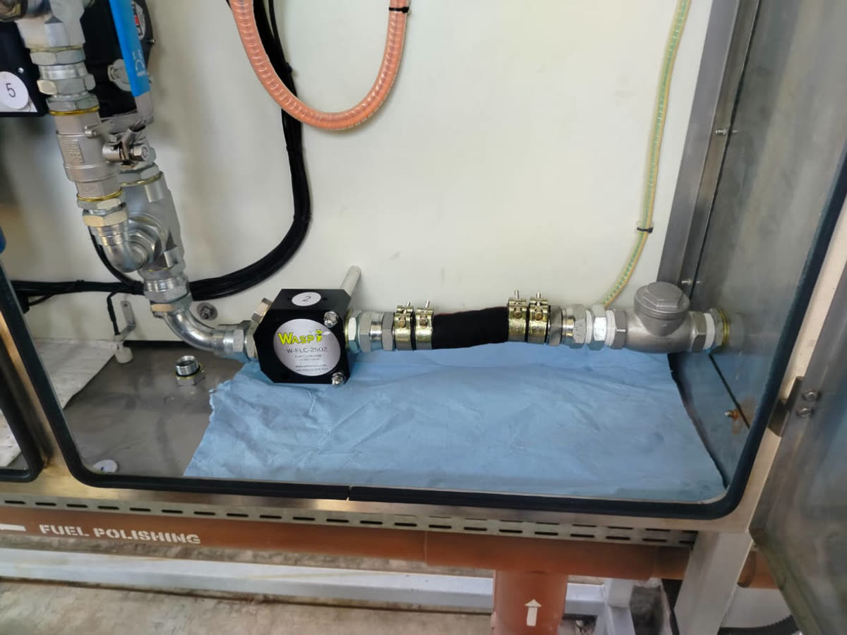 Instalasi flow meter dan piping sistem filtrasi air data center