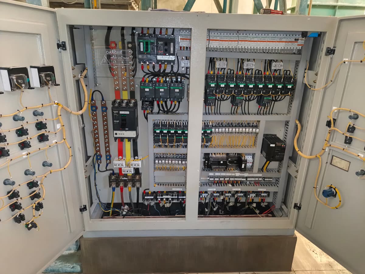 Interior Panel A Butiran: PLC, kontaktor & busbar