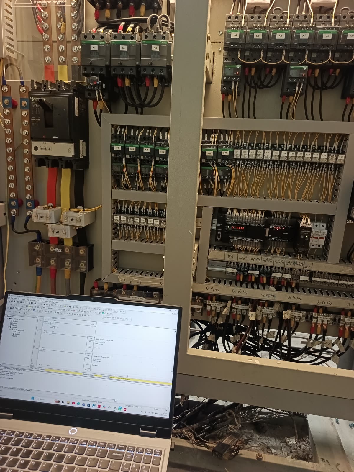 Pemrograman & commissioning PLC Omron di lokasi