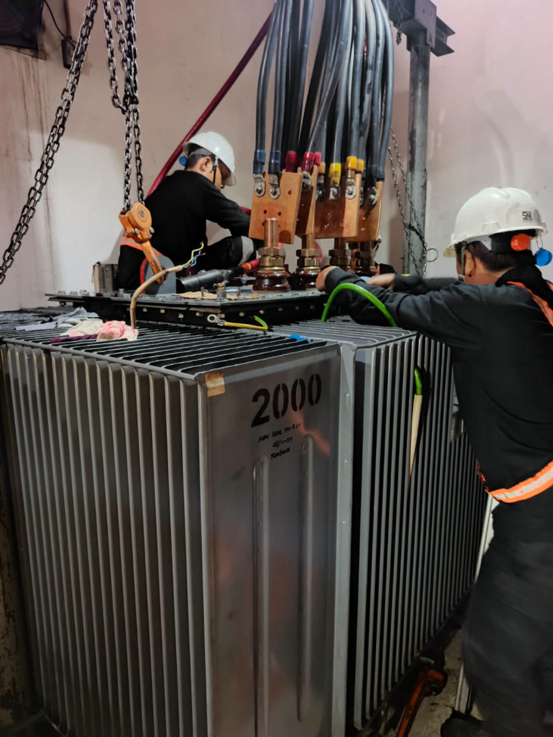 Tim PT Daksha Pratama Mandiri mengerjakan overhaul transformator 2000 kVA